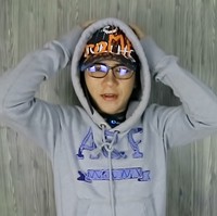 Begini penampilannya saat tidak sedang bekerja. Pesulap Merah memilih tampil kasual dengan hoodie dan topi. Netizen pun terkejut dengan wujud aslinya yang disebut terlihat ganteng dan lebih muda daripada ketika pakai wig dan kostum merah. Tak sedikit yang mengatakan Marcel punya vibe wibu artinya ia terlebih seperti penggemar anime.Foto: YouTube Pesulap Merah