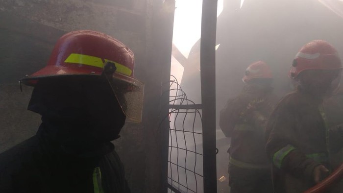 Petugas Damkar masih siaga di lokasi kebakaran di pabrik aluminum foil, Gunung Putri, Bogor.