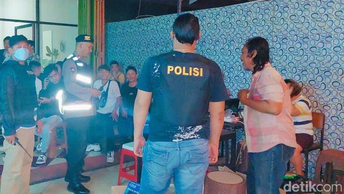 Polisi di Manado patroli miras.