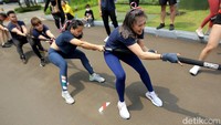 Kalau yang ini detikers juga pasti sudah tahu dong namanya, Lomba Tarik Tambang. Event ini berhasil merekam keseruan dan canda tawa, sehingga ajang kompetisi ini menjadi lebih meriah dan penuh warna. 