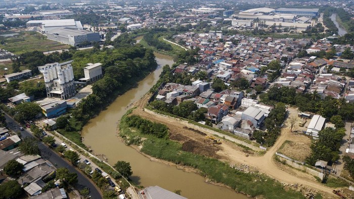 PROGRES NORMALISASI KALI BEKASI Foto udara alat berat eskavator menyelesaikan proyek normalisasi Kali Bekasi paket 1 di Pondok Gede, Bekasi, Jawa Barat, Sabtu (20/8/2022). Kementerian PUPR melalui Balai Besar Wilayah Sungai Cisadane
(BBWSCC) melakukan pengendalian Banjir Kali Bekasi paket 1 yang progresnya telah mencapai 50 persen dan ditargetkan selesai pada tahun 2023. ANTARA FOTO/ Fakhri Hermansyah/foc.