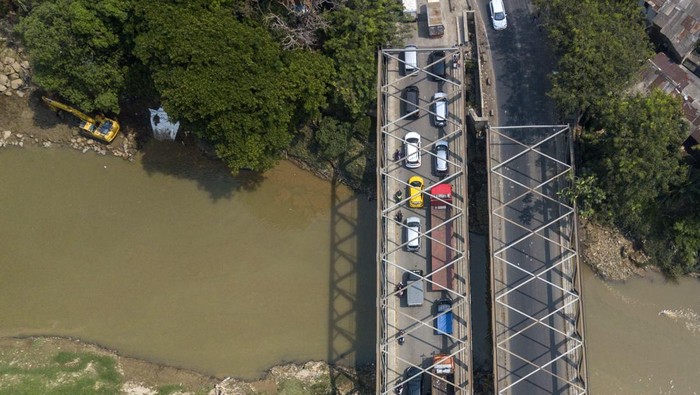 PROGRES NORMALISASI KALI BEKASI Foto udara alat berat eskavator menyelesaikan proyek normalisasi Kali Bekasi paket 1 di Pondok Gede, Bekasi, Jawa Barat, Sabtu (20/8/2022). Kementerian PUPR melalui Balai Besar Wilayah Sungai Cisadane
(BBWSCC) melakukan pengendalian Banjir Kali Bekasi paket 1 yang progresnya telah mencapai 50 persen dan ditargetkan selesai pada tahun 2023. ANTARA FOTO/ Fakhri Hermansyah/foc.