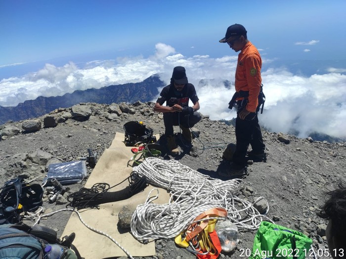 Proses evakuasi hari pertama pendaki jatuh di puncak Gunung Rinjani, Lombok Timur, NTB, Sabtu (20/8/2022).