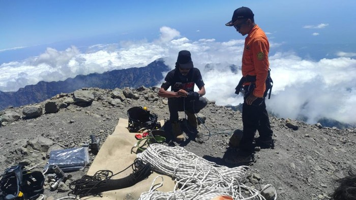 Proses evakuasi hari pertama pendaki jatuh di puncak Gunung Rinjani, Lombok Timur, NTB, Sabtu (20/8/2022).