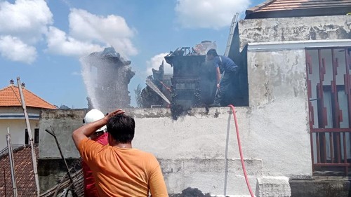 Proses pemadaman kebakaran sanggah atau merajan milik warga di Banjar Werdi Kosala, Desa Ungasan, Kecamatan Kuta Selatan, Kabupaten Badung.