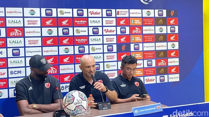 PSM Makassar pelatih Bernardo Tavares dan pemain Yuran Fernandes saat sesi prescon usai laga melawan Arema FC