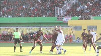 Pemain Arema, Sergio Silva mengawal ketat pemain PSM Makassar. Foto: PSM Makassar Vs Arema FC. (Ibnu Munsir/detikSulsel)