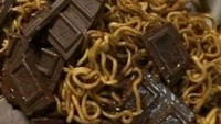 Jika sebelumnya hanya menambahkan cokelat dalam bentuk bubuk, kali ini ada netizen yang lebih ekstrem. Ia menambahkan potongan cokelat batang langsung ke dalam mie yang masih panas. Foto: Meme Comic