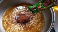 Bertingkah nyeleneh, seorang netizen memasukkan bahan tak terduga ke dalam panci mie instannya. Kuah yang sudah diberi bumbu jsutru ditambahkan minuman susu cokelat bubuk. Foto: Meme Comic