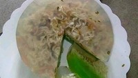 Bertujuan menciptakan puding yang unik, kreasi mie ini justru membuat netizen mual. Pasalnya puding yang cantik dan manis ini diberi isian mie instan goreng yang gurih dan asin. Foto: Meme Comic