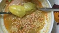 Walaupun sama-sama makanan enak, tetapi pernahkah terpikir untuk menyatukan mie dan durian? Netizen yang nekat ini melakukan eksperimen yang tentunya akan merusak kelezatan kedua makanan ini. Foto: Meme Comic