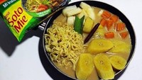 Jika mie instan biasanya dinikmati dengan rasa asin dan suhu yang panas, berbeda dengan yang satu ini. Salah satu netizen justru menciptakan mie instan dengan kuah kolak pisang. Foto: Meme Comic