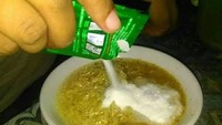 Mencegah efek negatif konsumsi mie instan, netizen ini lakukan hal diluar nalar. Dirinya menambahkan bubuk obat panas dalam ke dalam semangkuk mie soto yang tampak lezat. Foto: Meme Comic
