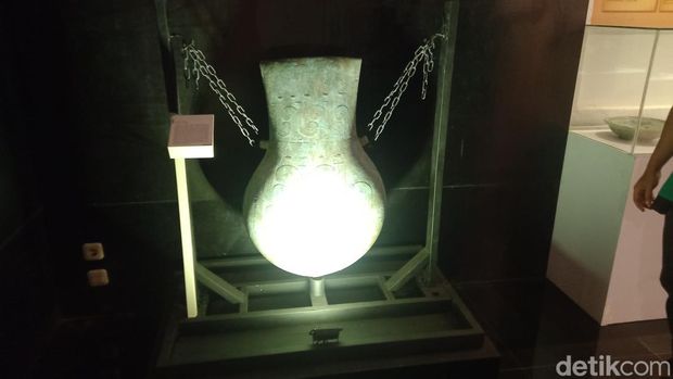 Replika fosil kerangka manusia purba di Museum Wisma Karya Subang.