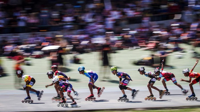 Sejumlah atlet balap sepatu roda saling beradu cepat saat mengikuti Kejuaraan Balap Sepatu Roda Piala Walikota Solo ke-7 di Velodrome, Manahan, Solo, Jawa Tengah, Sabtu (20/8/2022). Kejuaraan yang diikuti 1.368 atlet dari 67 club sepatu roda di seluruh Indonesia tersebut sebagai ajang pengembangan olahraga sepatu roda sekaligus pencarian bibit atlet balap sepatu roda. ANTARA FOTO/Mohammad Ayudha/foc.
