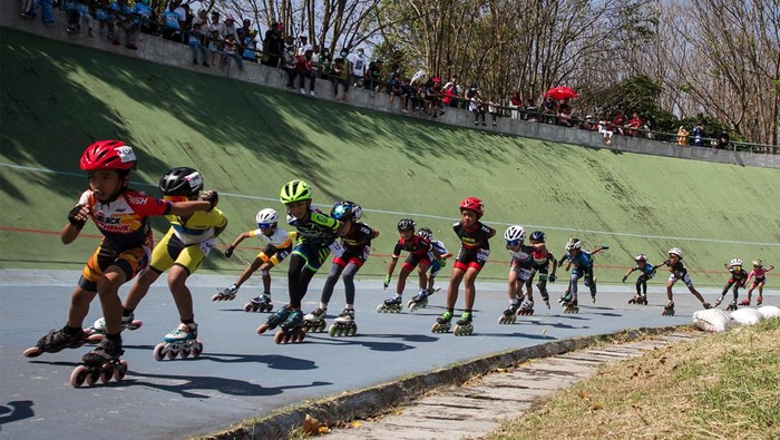 Sejumlah atlet balap sepatu roda saling beradu cepat saat mengikuti Kejuaraan Balap Sepatu Roda Piala Walikota Solo ke-7 di Velodrome, Manahan, Solo, Jawa Tengah, Sabtu (20/8/2022). Kejuaraan yang diikuti 1.368 atlet dari 67 club sepatu roda di seluruh Indonesia tersebut sebagai ajang pengembangan olahraga sepatu roda sekaligus pencarian bibit atlet balap sepatu roda. ANTARA FOTO/Mohammad Ayudha/foc.