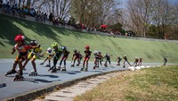 Para peserta mengikuti kejuaraan balap sepatu roda di Velodrome, Manahan, Solo, Jawa Tengah, Sabtu (20/8/2022).