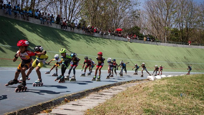 Ribuan Atlet Sepatu Roda Adu Cepat di Solo Sejumlah atlet balap sepatu roda saling beradu cepat saat mengikuti Kejuaraan Balap Sepatu Roda Piala Walikota Solo ke-7 di Velodrome, Manahan, Solo, Jawa Tengah, Sabtu (20/8/2022). Kejuaraan yang diikuti 1.368 atlet dari 67 club sepatu roda di seluruh Indonesia tersebut sebagai ajang pengembangan olahraga sepatu roda sekaligus pencarian bibit atlet balap sepatu roda. ANTARA FOTO/Mohammad Ayudha/foc.