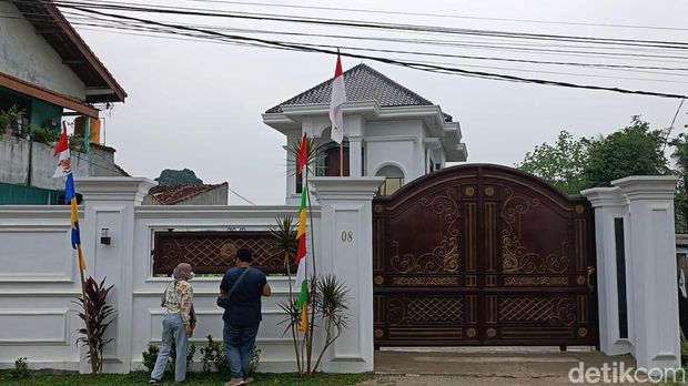 Rumah mewah milik Rektor Unila Karomani.