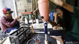 Salut...! Perajin Kaki Palsu Ini juga Penyintas Disabilitas Lho