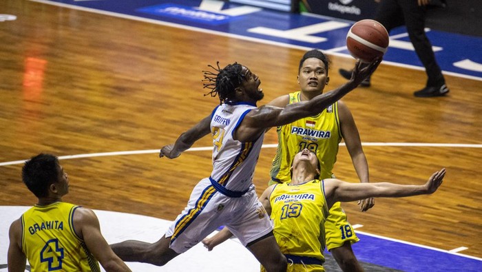 Pebasket Satria Muda Pertamina Jakarta Brachon Lanalt Griffin (tengah) melakukan lay up shoot dibayangi sejumlah pebasket Prawira Bandung saat pertandingan Semifinal IBL Tokopedia 2022 di GOR C-Tra Arena, Bandung, Jawa Barat, Sabtu (20/8/2022). Satria Muda Pertamina Jakarta berhasil mengalahkan Prawira Bandung dengan skor 85-77. ANTARA FOTO/M Agung Rajasa