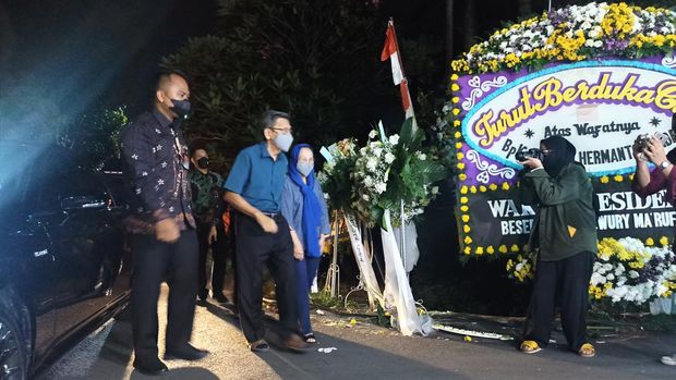 SBY dan Boediono menghadiri pemakaman Hermanto Tartak