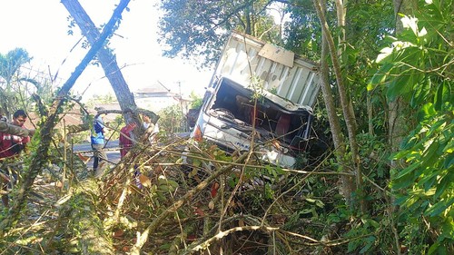 Sebuah truk yang mengangkut minuman bir menabrak pohon perindang di Jalan Denpasar-Gilimanuk, wilayah Dusun Tirta Kusuma, Desa Candikusuma, Kecamatan Melaya, Jembrana, Bali, Sabtu (20/8/2022).