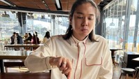 Di tengah kesibukannya, Iqbaal juga sering traveling ke luar negeri. Ini salah satu momen ketika Iqbaal tampak lahap menyantap makanan di depannya. Foto: Instagram @dindakamil 
