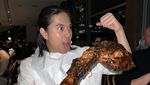 Serunya Iqbaal Ramadhan Saat Kulineran di Luar Negeri