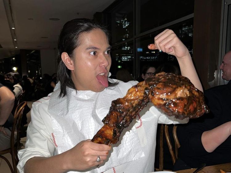 Serunya Iqbaal Ramadhan Saat Kulineran di Luar Negeri