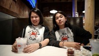 Sebelum meja makan kotor dengan cangkang kepiting, Iqbaal dan manajernya menyempatkan waktu untuk berpose pakai celemek dulu nih. Foto: Instagram @dindakamil 