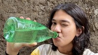 Kalau ini kayaknya Iqbaal sedang haus sekali ya? Dirinya tampak sedang minum air putih dalam botol hijau yang besar. Foto: Instagram @iqbaal.e