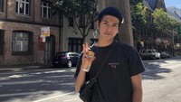 Di tengah jalan pun Iqbaal sempat berpose sambil memegang minuman kaleng. Foto: Instagram @iqbaal.e