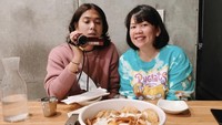 Sepertinya Iqbaal dan manajernya sangat dekat ya. Momen ini diambil ketika Iqbaal dan manajernya mau menyantap makanan dalam mangkuk besar itu. Makanan apa ya itu? Foto: Instagram @dindakamil 