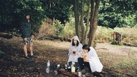Ternyata Iqbaal juga suka jalan-jalan ke hutan loh! Seperti ini ketika Iqbaal dan temannya berhenti sejenak untuk makan dan minum di hutan. Foto: Instagram @iqbaal.e