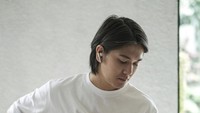 Iqbaal Ramadhan adalah aktor dan musisi muda Indonesia. Tak hanya berakting, Iqbaal juga sering manggung dalam acara musik. Foto: Instagram @iqbaal.e