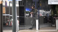 Polisi bersenjata lengkap telah mengamankan lokasi penembakan.