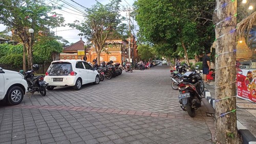 Suasana parkir di Taman Budaya Candra Buana, Amlapura, Karangasem, Bali, Sabtu (20/8/2022).