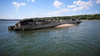 Bangkai kapal perang itu muncul saat Sungai Danube mengering.