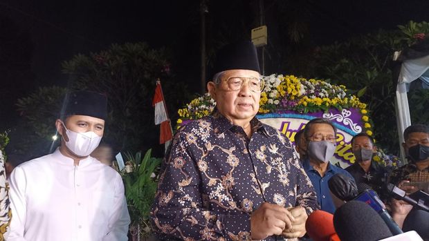 Susilo Bambang Yudhoyono (SBY) saat melayat ke rumah duka Hermanto Dardak