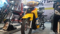 Bicara spesifikasinya Satria 120 R ini menggunakan motor listrik dengan tipe Mid Motor QS 138 V3 3.000 watt. Sementara kapasitas baterainya 72 volt 42 Ah.  Foto: Ridwan Arifin/detikOto