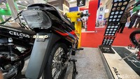 Dalam pengataman detikOto, body motor listrik ini menggunakan Satria 120 R warna kuning, speedometer berbentuk analog tetap dipertahankan. Namun motor listrik ini tidak lagi nampak congkelan gigi transmisi serta kopling. Knalpot dari Satria 120 R itu juga sudah ditanggalkan. Foto: Ridwan Arifin/detikOto