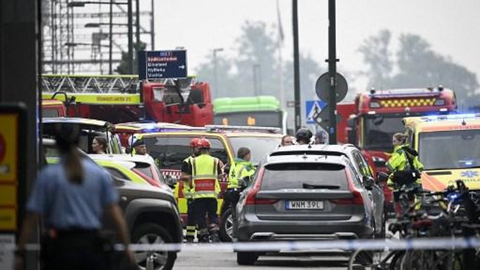 Police secures the area after two persons have been injured in a shooting at Emporia Shopping Center in Malmo, Sweden, on August 19, 2022. (Photo by Johan NILSSON / TT News Agency / AFP) / Sweden OUT
