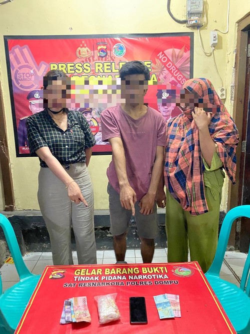 Terduga pengedar Narkoba jenis sabu di wilayah Kabupaten Dompu yang berhasil diringkus oleh Sat Resnarkoba, Jumat (19/8/2022).