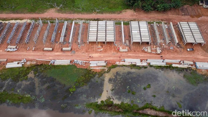 Pembangunan proyek Jalan Tol Kayu Agung-Palembang-Betung seksi 3 dan paket IV Seksi 3B di Sembawa, Banyuasin, Palembang, Sumatera Selatan, Kamis (18/8/2022). Pembangunan jalan tol yang menjadi Proyek Strategis Nasional ini dikerjakan oleh PT Waskita Precast Beton sepanjang 5,3 kilometer dan ditargetkan selesai pada akhir tahun 2022.