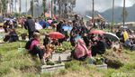 Tradisi Nyadran, Menaruh Sesaji di Atas Kuburan