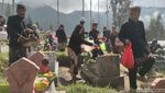 Tradisi Nyadran, Menaruh Sesaji di Atas Kuburan