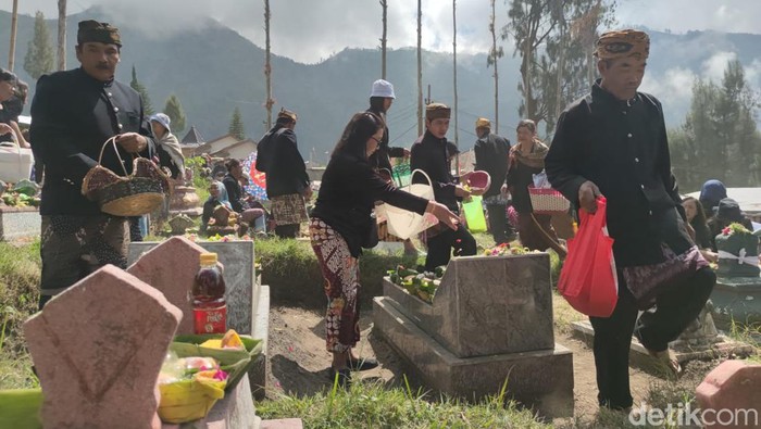Warga Suku Tengger menggelar tradisi Nyadran pada Jumat (19/8/2022). Mereka bersedekah untuk leluhur, dengan cara menaruh sesaji di atas kuburan.