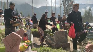 Tradisi Nyadran, Menaruh Sesaji di Atas Kuburan