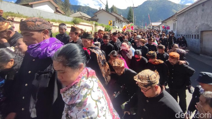 Warga Suku Tengger menggelar tradisi Nyadran pada Jumat (19/8/2022). Mereka bersedekah untuk leluhur, dengan cara menaruh sesaji di atas kuburan.